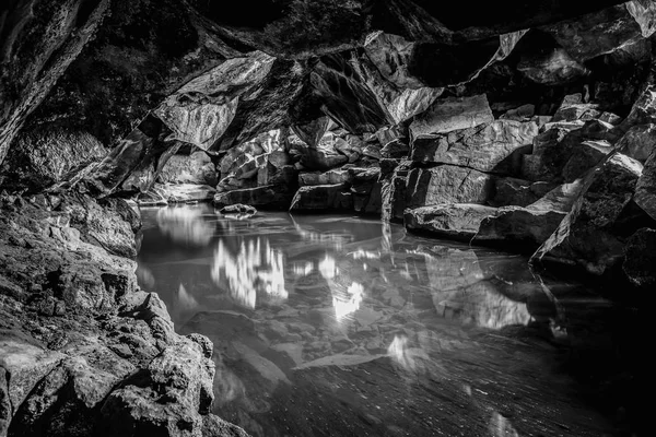 Islandês Montanha Caverna Preto Branco Foto — Fotografia de Stock