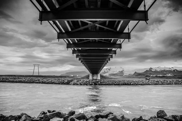 桥梁和风景如画的冰岛景观 黑白照片 — 图库照片