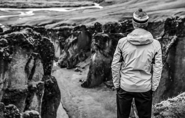 Viajero Contra Pintoresco Paisaje Islandés Foto Blanco Negro — Foto de Stock