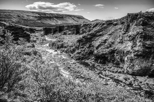 山川の絵のような風景です 白黒写真 — ストック写真
