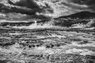 İzlanda şofben buharlar ve pitoresk doğa. Siyah-beyaz fotoğraf.