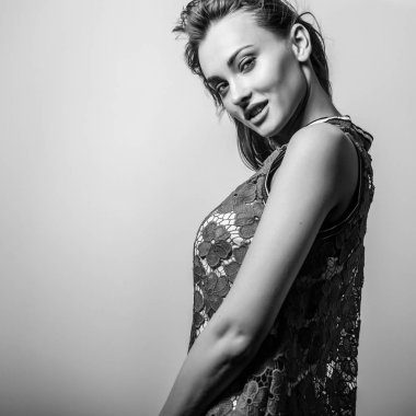 Şehvetli genç kadın modeli. Siyah-beyaz stüdyo portre.