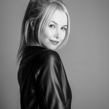 Şehvetli genç kadın poz Studio modeli. Siyah-beyaz portre.