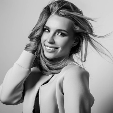 Şehvetli genç kadın poz Studio modeli. Siyah-beyaz portre.