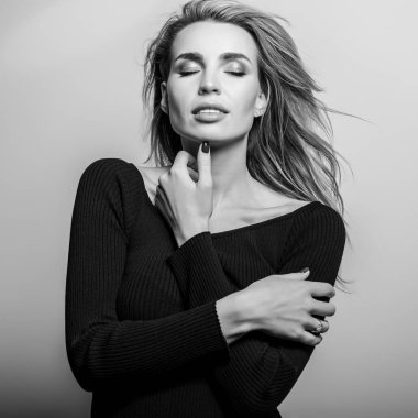 Şehvetli genç kadın poz Studio modeli. Siyah-beyaz fotoğraf.