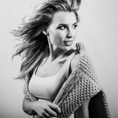 Şehvetli genç kadın poz Studio modeli. Siyah-beyaz fotoğraf.