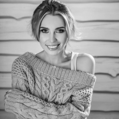 Ahşap arka plan karşı genç şehvetli güzellik kadın. Siyah-beyaz portre.