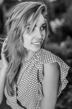 Siyah-beyaz portre sonbahar bahçe içinde güzel genç kadın.