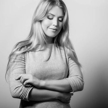 Şehvetli genç kadın poz Studio modeli. Siyah-beyaz fotoğraf.