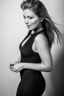 Şehvetli genç kadın poz Studio modeli. Siyah-beyaz fotoğraf.