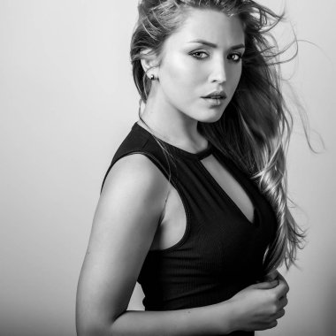 Şehvetli genç kadın poz Studio modeli. Siyah-beyaz fotoğraf.