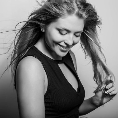 Şehvetli genç kadın poz Studio modeli. Siyah-beyaz fotoğraf.