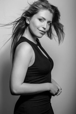 Şehvetli genç kadın poz Studio modeli. Siyah-beyaz fotoğraf.