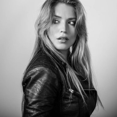 Şehvetli genç kadın poz Studio modeli. Siyah-beyaz fotoğraf.