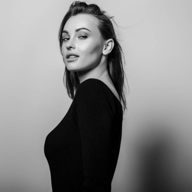 Şehvetli genç kadın poz Studio modeli. Siyah-beyaz fotoğraf.