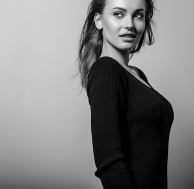 Şehvetli genç kadın poz Studio modeli. Siyah-beyaz fotoğraf.