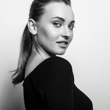 Şehvetli genç kadın poz Studio modeli. Siyah-beyaz fotoğraf.