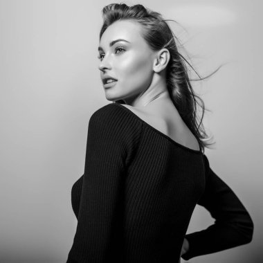 Şehvetli genç kadın poz Studio modeli. Siyah-beyaz fotoğraf.