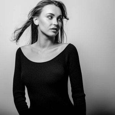 Şehvetli genç kadın poz Studio modeli. Siyah-beyaz fotoğraf.