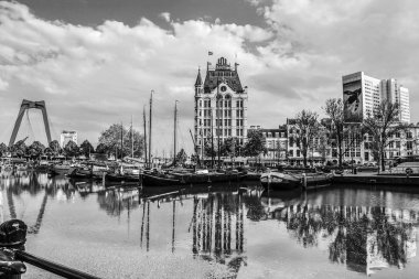 Rotterdam, Hollanda - 17 Mayıs 2017: Modern binalar şehir mimarisi. Siyah-beyaz fotoğraf. 17 Mayıs 2017 yılında Rotterdam - Hollanda.