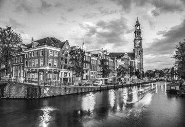 Kanallar ve bentleri Amsterdam City. Siyah-beyaz fotoğraf.