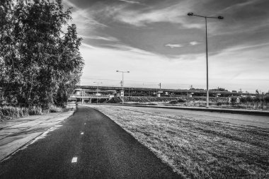 Asfalt yol şehir dışında. Siyah-beyaz fotoğraf.