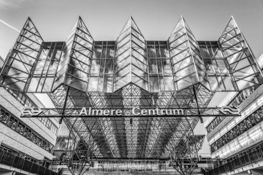 Almere - Hollanda, 24 Mayıs 2017: Mimarisini modern şehir merkezi. Siyah-beyaz fotoğraf. 24 Mayıs 2017 yılında Almere - Hollanda.