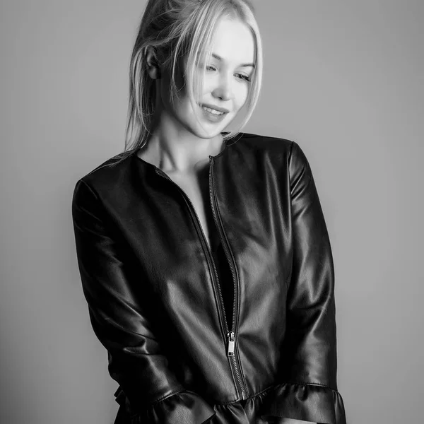 Młody Zmysłowy Model Kobiety Stanowią Studio Portret Czarno Biały — Zdjęcie stockowe