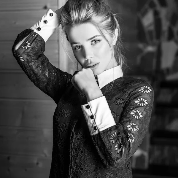 Mujer Belleza Joven Contra Interior Casa Retrato Blanco Negro — Foto de Stock