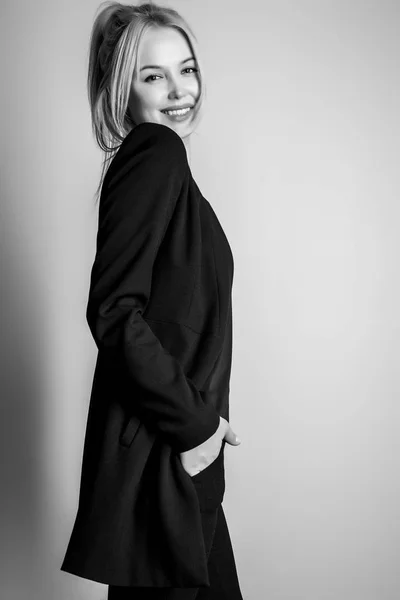 Jeune Femme Modèle Sensuelle Pose Studio Portrait Noir Blanc — Photo