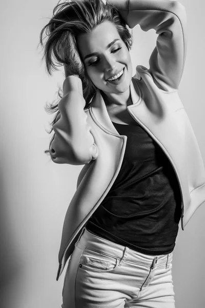 Şehvetli Genç Kadın Poz Studio Modeli Siyah Beyaz Portre — Stok fotoğraf