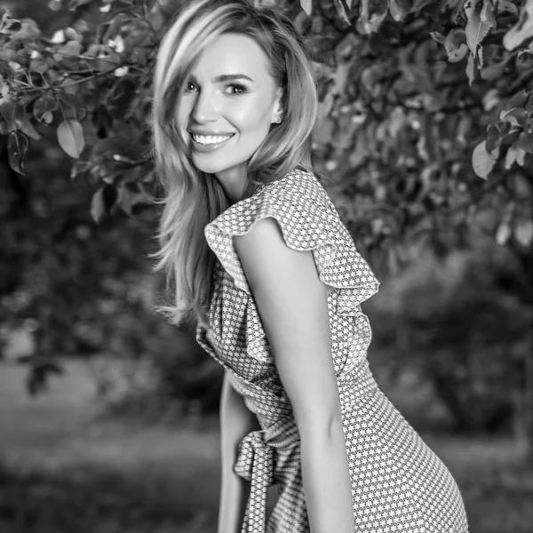 Portrait Noir Blanc Belle Jeune Femme Dans Jardin Automne — Photo