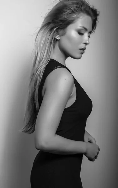 Joven Modelo Sensual Mujer Posar Estudio Foto Blanco Negro —  Fotos de Stock