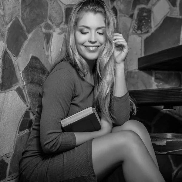 Jovem Mulher Beleza Sorridente Com Livros Retrato Preto Branco — Fotografia de Stock