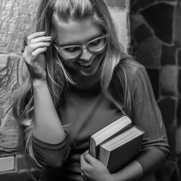 Lachende Schoonheid Jongedame Met Boeken Zwart Wit Portret — Stockfoto