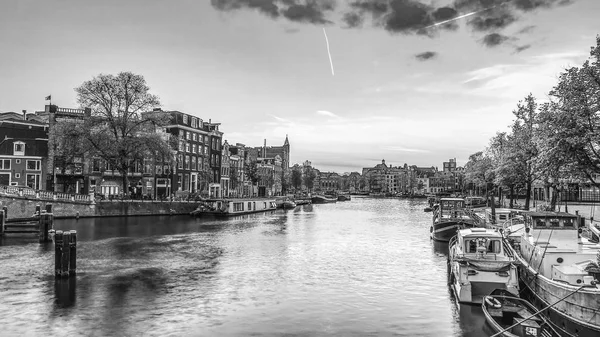 Kanäle Und Dämme Der Stadt Amsterdam Schwarz Weiß Foto — Stockfoto