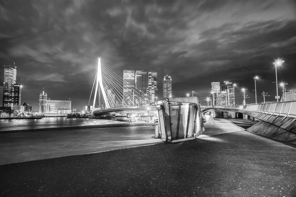 Γενική Άποψη Του Ρότερνταμ Πόλη Τοπίου Και Erasmus Γέφυρα Ασπρόμαυρη — Φωτογραφία Αρχείου