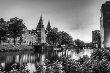 Kanallar ve bentleri Amsterdam City. Siyah-beyaz fotoğraf.