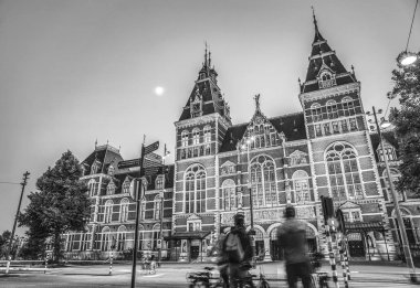 Amsterdam yaz geceleri. Ünlü Ulusal Rijks Müzesi genel görünümü.