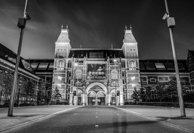 Amsterdam yaz geceleri. Ünlü Ulusal Rijks Müzesi genel görünümü.