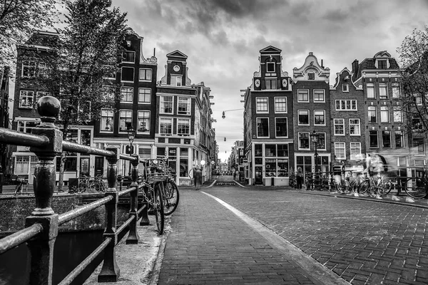 Traditionelle Häuser Und Straßen Amsterdam City Schwarz Weiß Foto — Stockfoto