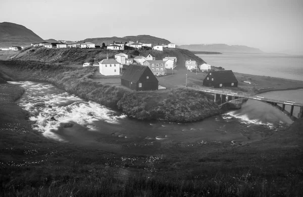 Pueblo Tradicional Islandés Con Casas Hermoso Paisaje Matutino Foto Blanco —  Fotos de Stock