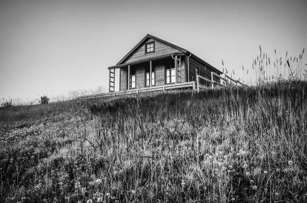传统的冰岛村庄与房子和美丽的早晨风景 黑白照片 — 图库照片