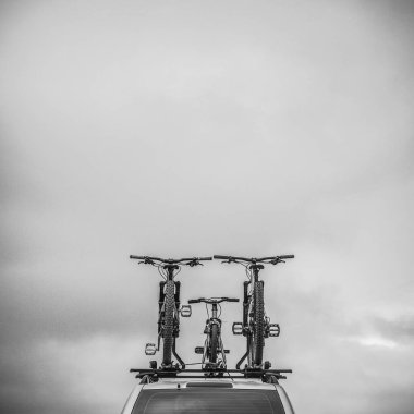 Bisiklet araç çatı. Siyah-beyaz fotoğraf.