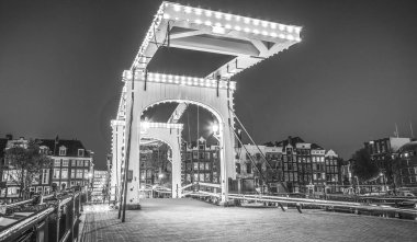 Köprü ve bentleri Amsterdam. Siyah-beyaz fotoğraf.