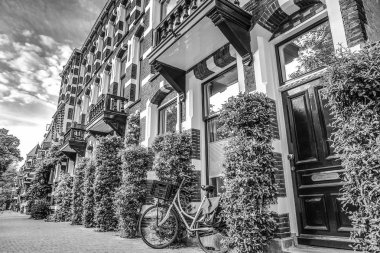 Geleneksel evleri ve sokakları Amsterdam City. Siyah-beyaz fotoğraf.