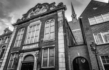 Geleneksel evleri ve sokakları Amsterdam City. Siyah-beyaz fotoğraf.