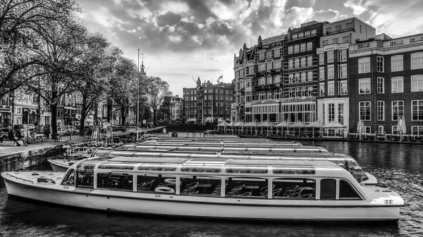 運河とアムステルダム市の堤防 白黒写真 — ストック写真