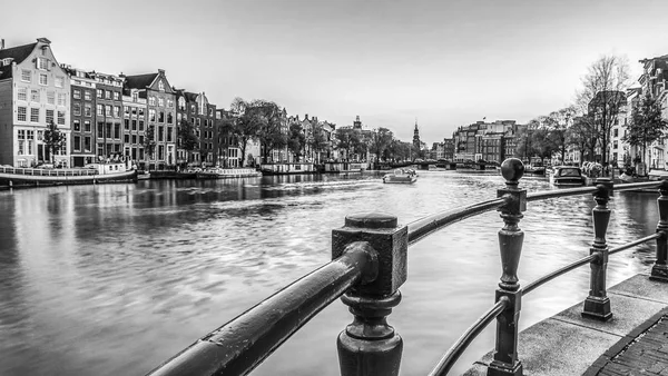 Kanał Nasypy Amsterdamu Fotografia Czarno Biała — Zdjęcie stockowe