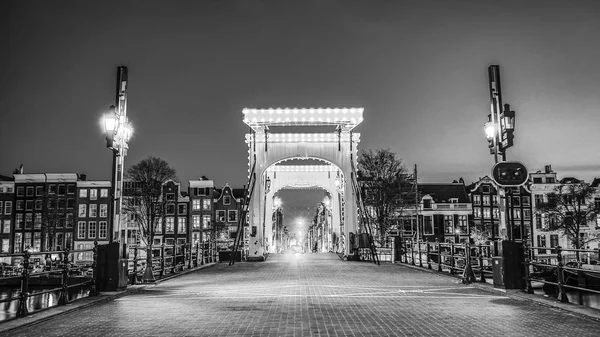 ブリッジとアムステルダムの堤防 白黒写真 — ストック写真